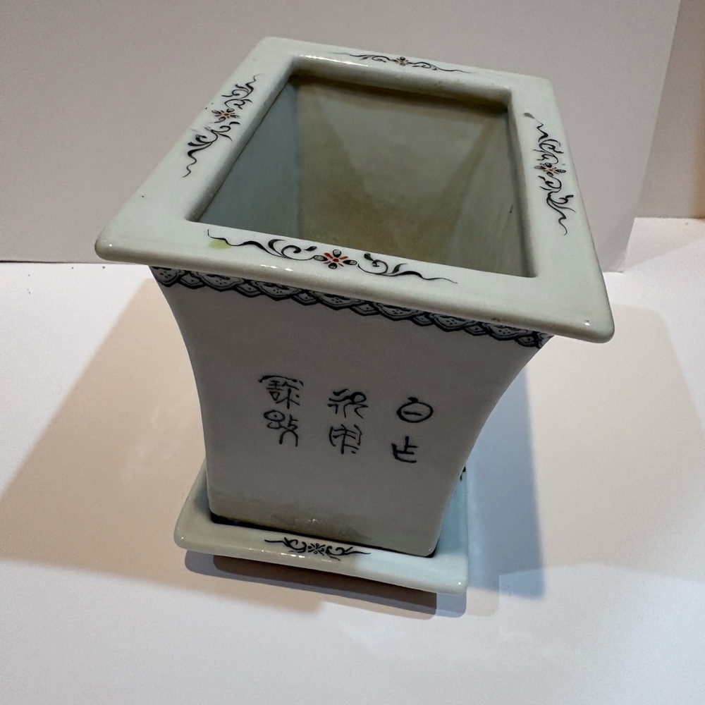 Chinese Porcelain Planter or Jardinière with Traditional Art - Picture 4 of 9